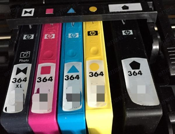 重新取出并正确安装墨粉盒 重新取出并正确安装墨粉盒