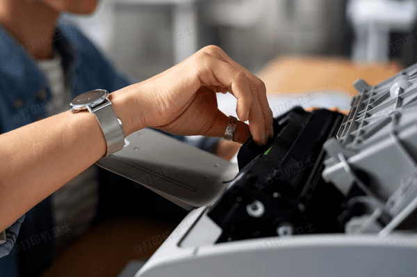 从后盖或出纸口位置取纸